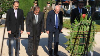 Zadar, 061012.
Povodom Dana obrane grada predstavnici lokalne vlasti, suborci, prijatelji i obitelj polozili su vijence kod spomenika poginulim braniteljima na gradskom groblju.
Na fotografiji: gradonacelnik dr. Zvonimir Vrancic sa suradnicima.
Foto: Luka