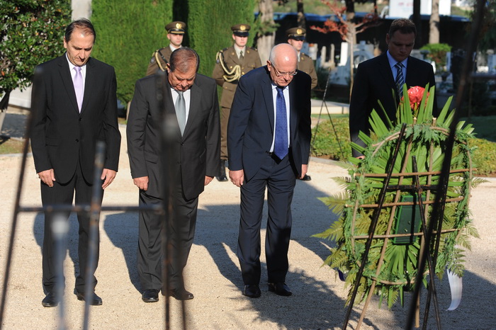 Zadar, 061012.
Povodom Dana obrane grada predstavnici lokalne vlasti, suborci, prijatelji i obitelj polozili su vijence kod spomenika poginulim braniteljima na gradskom groblju.
Na fotografiji: gradonacelnik dr. Zvonimir Vrancic sa suradnicima.
Foto: Luka