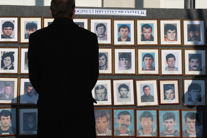 Skabrnja, 181111.
20. obljetnica stradanja Skabrnje. U Skabrnji je uz govore na trgu ispred crkve odrzano i polaganje vijenaca na groblju.
Foto: Andrija Lucic / CROPIX Skabrnja, 181111.
20. obljetnica stradanja Skabrnje. U Skabrnji je uz govore na trgu ispred crkve odrzano i polaganje vijenaca na groblju.
Foto: Andrija Lucic / CROPIX