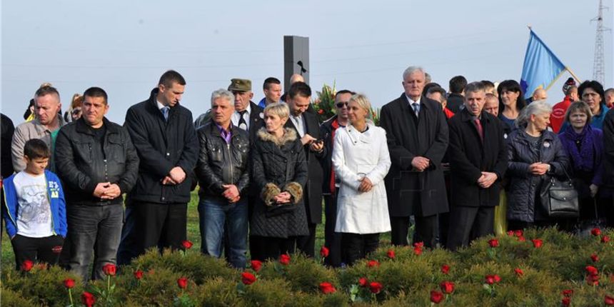 Na Ovčari komemoracija u povodu 24. obljetnice ubojstva 200 ranjenika i civila, Foto: HINA
