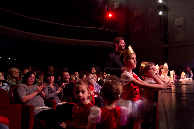 Plesna čestitka Zadarskog plesnog ansambla, Foto: Leo Banić Plesna čestitka Zadarskog plesnog ansambla, Foto: Leo Banić