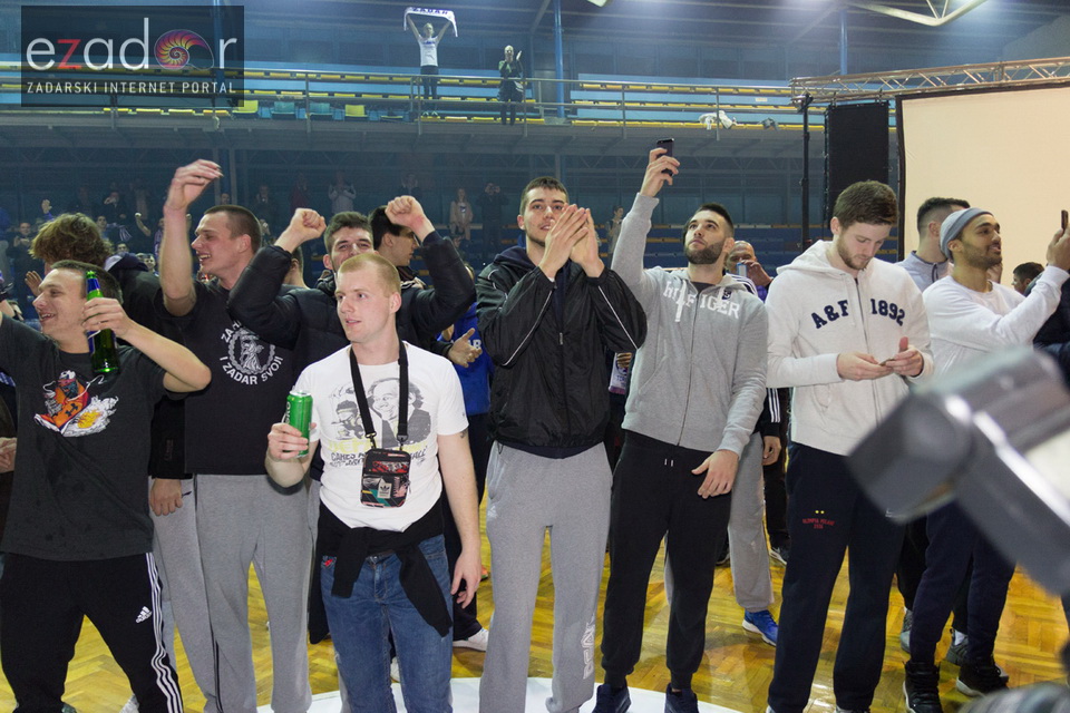 Humanitarno gledanje utakmice Zadar-Cibona (85-84) u Jazinama Humanitarno gledanje utakmice Zadar-Cibona (85-84) u Jazinama