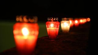 U znak sjećanja na stradanje Škabrnje i Vukovara učenici zadarske Pomorske škole zapalili su lampione na kruni Kopnenih vrata te na djelu bedema iznad lučice Foše.  Photo: Filip Brala/PIXSELL