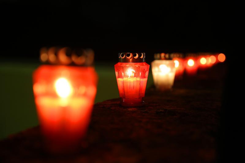 U znak sjećanja na stradanje Škabrnje i Vukovara učenici zadarske Pomorske škole zapalili su lampione na kruni Kopnenih vrata te na djelu bedema iznad lučice Foše.  Photo: Filip Brala/PIXSELL