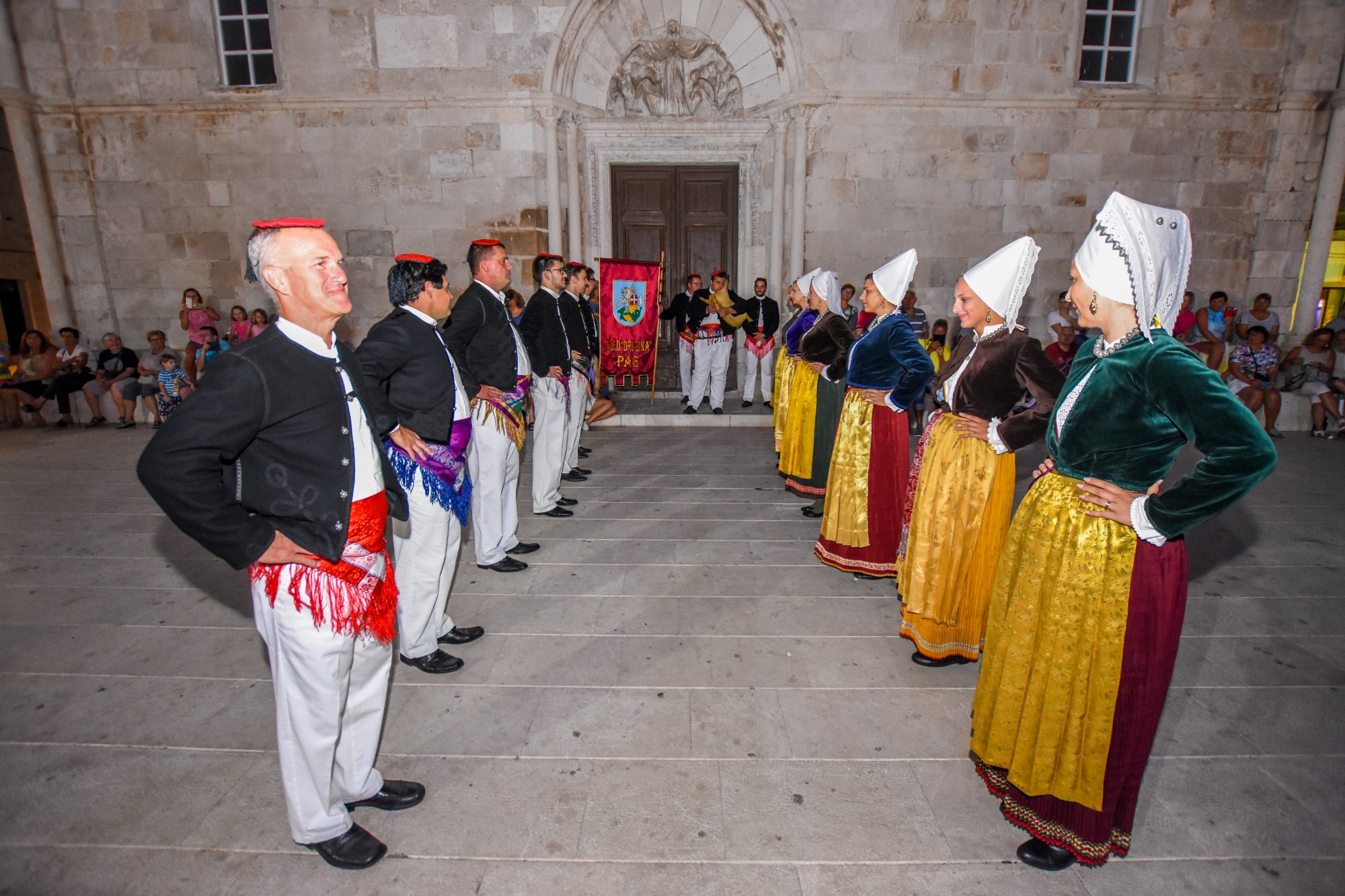 Etno večer s KUD Družina u Pagu Etno večer s KUD Družina u Pagu