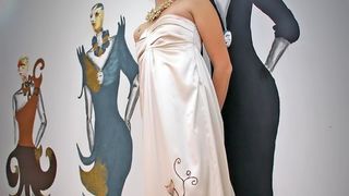 2500 kn; Haljinu dizajnira Klara Dedić: rukom oslikana saten-svila (foto: Marin Gospić)