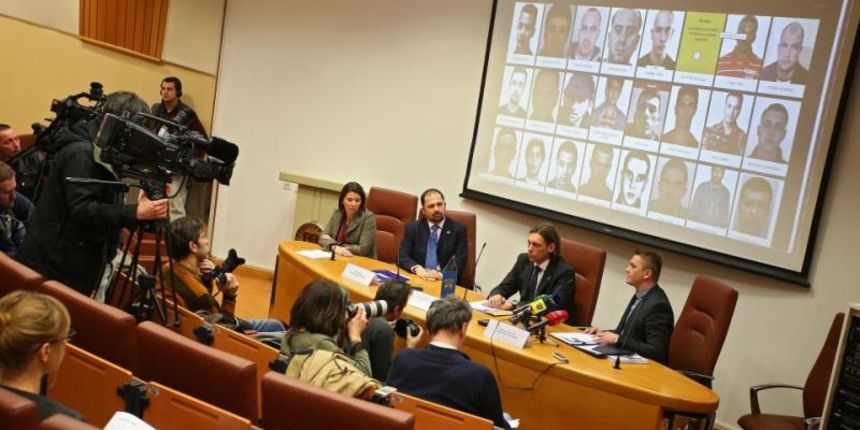 Konferencija za medije U Ravnateljstvu policije na kojoj se predstavila lista najtrazenijih bjegunaca u Europskoj uniji. Projekt je to koji je osmislila i pokrenula ENFAST mreza policijskih sluzbenika iz 28 drzava clanica EU, a vise o popisu najtrazenijih Konferencija za medije U Ravnateljstvu policije na kojoj se predstavila lista najtrazenijih bjegunaca u Europskoj uniji. Projekt je to koji je osmislila i pokrenula ENFAST mreza policijskih sluzbenika iz 28 drzava clanica EU, a vise o popisu najtrazenijih