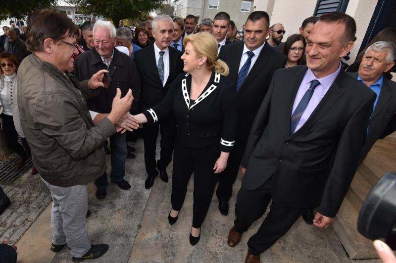 Predsjednica Kolinda Grabar Kitarović položila vijenac i zapalila svijeće za žrtve Škabrnje, Foto: Dino Stanin/PIXSELL