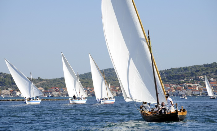 Murter, 021011.
U Murteru odrzana tradicionalna regata brodica ” Latinsko idro” gdje je sudjelovalo sedamdesetak posada.
Na slici: regata.
Foto: Jadran Babic / CROPIX Murter, 021011.
U Murteru odrzana tradicionalna regata brodica ” Latinsko idro” gdje je sudjelovalo sedamdesetak posada.
Na slici: regata.
Foto: Jadran Babic / CROPIX