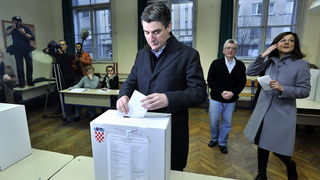 Zagreb, 041211.
Parlamentarni izbori 2011.
Izborno mjesto OS Petra Zrinskog, Krajiska 9.
Na slici: glasovanje Zorana Milanovica (Kukuriku koalicija), koji je dosao u pratnji supruge Sanje.
Foto: Boris Kovacev / CROPIX