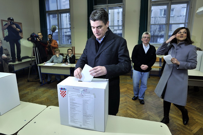 Zagreb, 041211.
Parlamentarni izbori 2011.
Izborno mjesto OS Petra Zrinskog, Krajiska 9.
Na slici: glasovanje Zorana Milanovica (Kukuriku koalicija), koji je dosao u pratnji supruge Sanje.
Foto: Boris Kovacev / CROPIX