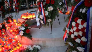 Na Gradskom groblju gradjani se prisjecaju svojih najbliznjih koji vise nisu s njima, a na centralnom dijelu zapaljene su svijece za sve stradale u Domovinskom ratu. Photo: Filip Brala/PIXSELL Na Gradskom groblju gradjani se prisjecaju svojih najbliznjih koji vise nisu s njima, a na centralnom dijelu zapaljene su svijece za sve stradale u Domovinskom ratu. Photo: Filip Brala/PIXSELL