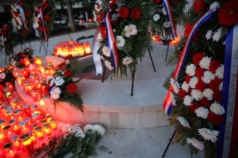 Na Gradskom groblju gradjani se prisjecaju svojih najbliznjih koji vise nisu s njima, a na centralnom dijelu zapaljene su svijece za sve stradale u Domovinskom ratu. Photo: Filip Brala/PIXSELL Na Gradskom groblju gradjani se prisjecaju svojih najbliznjih koji vise nisu s njima, a na centralnom dijelu zapaljene su svijece za sve stradale u Domovinskom ratu. Photo: Filip Brala/PIXSELL