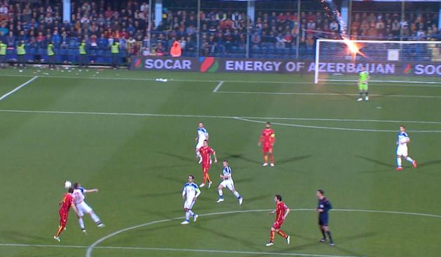 Akinfejev pogođen bakljom u glavu, foto: twitter