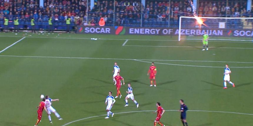 Akinfejev pogođen bakljom u glavu, foto: twitter