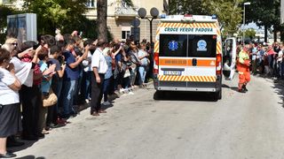 Stotine vjernika ispred crkve Gospe od zdravlja dočekalo relikviju sv. Leopolda Mandića Stotine vjernika ispred crkve Gospe od zdravlja dočekalo relikviju sv. Leopolda Mandića