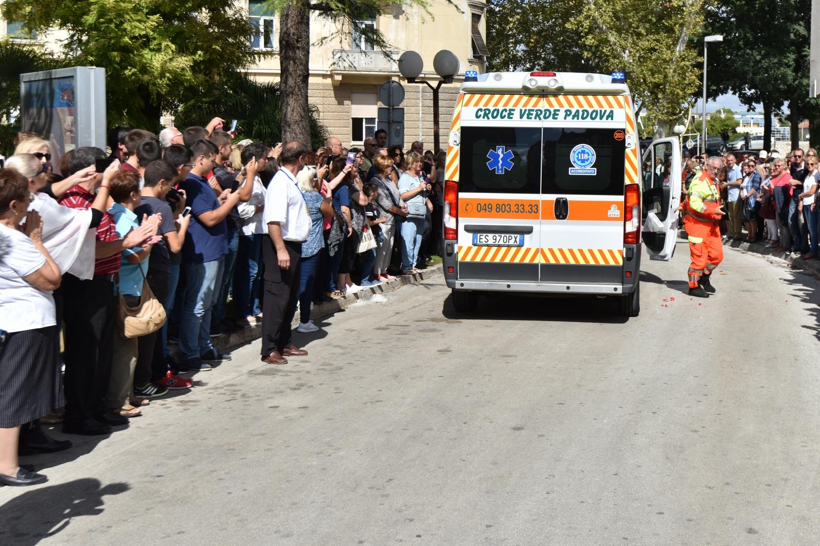 Stotine vjernika ispred crkve Gospe od zdravlja dočekalo relikviju sv. Leopolda Mandića Stotine vjernika ispred crkve Gospe od zdravlja dočekalo relikviju sv. Leopolda Mandića