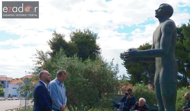 Skroće i Skroče položili vijenac pod spomenik Krešimiru Ćosiću na 22. godišnjicu smrti