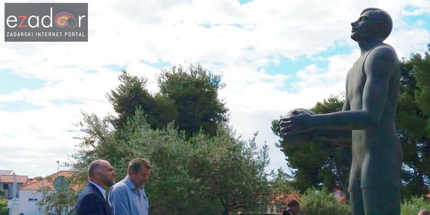 Skroće i Skroče položili vijenac pod spomenik Krešimiru Ćosiću na 22. godišnjicu smrti Skroće i Skroče položili vijenac pod spomenik Krešimiru Ćosiću na 22. godišnjicu smrti