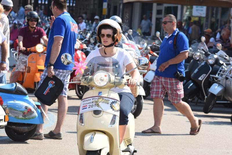 U Biogradu na moru zapoceo je Vespa World Days 2015 koji traje od 11-14. lipnja. Ocekuje se dolazak 5000 vozaca iz 32 zemlje. Photo: Hrvoje Jelavic/PIXSELL U Biogradu na moru zapoceo je Vespa World Days 2015 koji traje od 11-14. lipnja. Ocekuje se dolazak 5000 vozaca iz 32 zemlje. Photo: Hrvoje Jelavic/PIXSELL