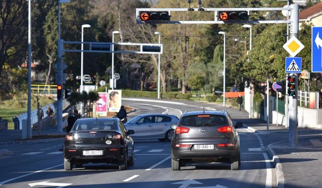 Automobili, promet, semafor