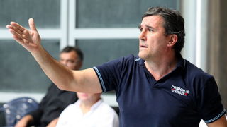 Zadar, 191209.
U Zadru se danas i sutra odrzava kvalifikacijski turnir Kupa Hrvatske u vaterpolu. 
Utakmica izmedju VK Primorje (bijeli) i HVK Mladost (plavo-zuti). 
Na slici:  trener Primorja Zoran Roje.
Foto: Vladimir Ivanov / CROPIX