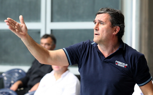 Zadar, 191209.
U Zadru se danas i sutra odrzava kvalifikacijski turnir Kupa Hrvatske u vaterpolu. 
Utakmica izmedju VK Primorje (bijeli) i HVK Mladost (plavo-zuti). 
Na slici:  trener Primorja Zoran Roje.
Foto: Vladimir Ivanov / CROPIX