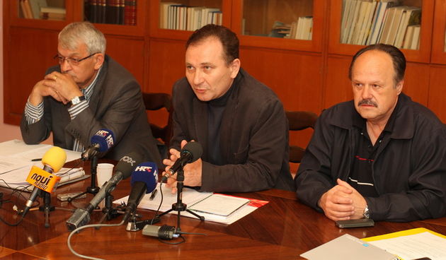 Zadar, 130411.
Press konferencija celnika Saveza samostalnih sindikata u Zadru na temu zaposlenih koji ne primaju placu.
Na slici: Ivan Tomac, Mladen Novosel, Edvard Andric iz predsjednistva SSSH.
Foto: Vladimir Ivanov / CROPIX