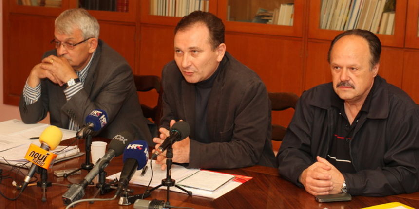 Zadar, 130411.
Press konferencija celnika Saveza samostalnih sindikata u Zadru na temu zaposlenih koji ne primaju placu.
Na slici: Ivan Tomac, Mladen Novosel, Edvard Andric iz predsjednistva SSSH.
Foto: Vladimir Ivanov / CROPIX