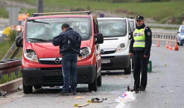 16.04.2014 Otocac – U masovnoj tucnjavi navijaca dviju navijackih skupina kod izlaza Otocac na A1 nekoliko je osoba teze ozlijedeno i unistena su cetiri kombi vozila. Policijski ocevid na mjestu tucnjave. Photo: Kristina Stedul Fabac/PIXSELL