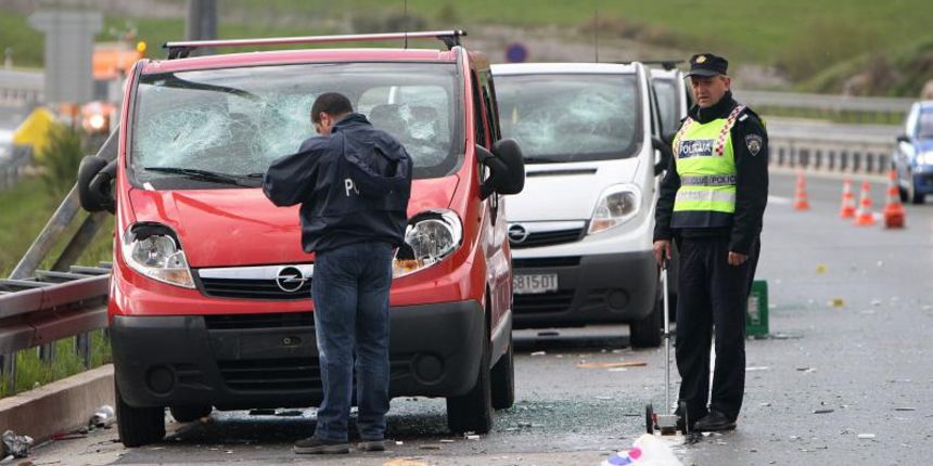 16.04.2014 Otocac – U masovnoj tucnjavi navijaca dviju navijackih skupina kod izlaza Otocac na A1 nekoliko je osoba teze ozlijedeno i unistena su cetiri kombi vozila. Policijski ocevid na mjestu tucnjave. Photo: Kristina Stedul Fabac/PIXSELL 16.04.2014 Otocac – U masovnoj tucnjavi navijaca dviju navijackih skupina kod izlaza Otocac na A1 nekoliko je osoba teze ozlijedeno i unistena su cetiri kombi vozila. Policijski ocevid na mjestu tucnjave. Photo: Kristina Stedul Fabac/PIXSELL
