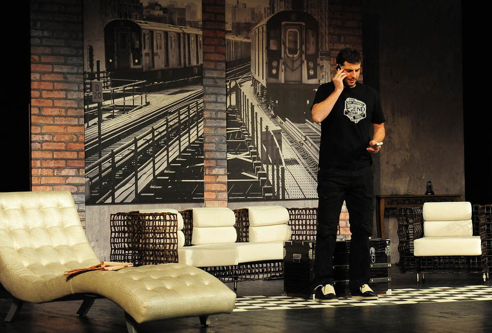 Zadar, 13.12.2012. snimio: Nenad Marčev
komedija
Miro Gavran
LUTKA,
redatelj: Mladena Gavran
igraju: Robert Kurbaša i Doris Pinčić
TEATAR GAVRAN
dramska pretplata
Velika dvorana HNK Zadar Zadar, 13.12.2012. snimio: Nenad Marčev
komedija
Miro Gavran
LUTKA,
redatelj: Mladena Gavran
igraju: Robert Kurbaša i Doris Pinčić
TEATAR GAVRAN
dramska pretplata
Velika dvorana HNK Zadar