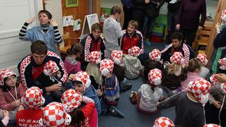 Da hrvatske zlatne Barakude imaju veliko srce pokazali su već prvog dana boravka u Zadru. Posjetili su mališane DV Latica i donijeli im prigodne poklone – vaterpolo kapice hrvatske reprezentacije. Mališani i njihove tete s oduševljenjem su dočekali svoje
