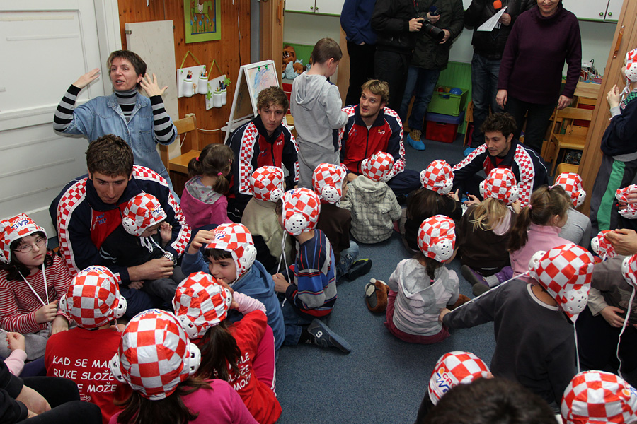 Da hrvatske zlatne Barakude imaju veliko srce pokazali su već prvog dana boravka u Zadru. Posjetili su mališane DV Latica i donijeli im prigodne poklone – vaterpolo kapice hrvatske reprezentacije. Mališani i njihove tete s oduševljenjem su dočekali svoje