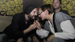 Vodice, 241210.
U kaficu te nocnom klubu Opijum, Vodicani su Bozic docekali u ugodnom i romanticnom raspolozenju uz grupu Urban & 4.
Damir Urban je bijo u svom “elementu” pozitivnom te je djelio autograme.
Foto: Marija Mihic / CROPIX