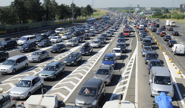 Zagreb, 100710.
Prometna guzva u Luckom na naplatnim kucicama pored Zagreba, zbog velikog broja turista.
Foto: Drago Sopta / CROPIX