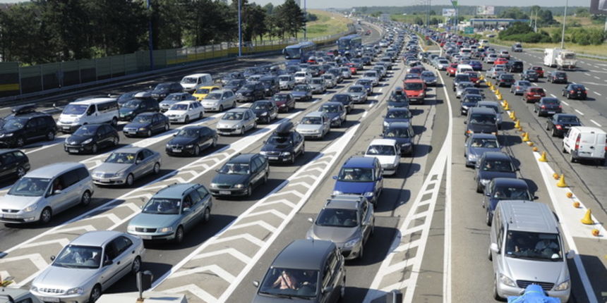 Zagreb, 100710.
Prometna guzva u Luckom na naplatnim kucicama pored Zagreba, zbog velikog broja turista.
Foto: Drago Sopta / CROPIX Zagreb, 100710.
Prometna guzva u Luckom na naplatnim kucicama pored Zagreba, zbog velikog broja turista.
Foto: Drago Sopta / CROPIX