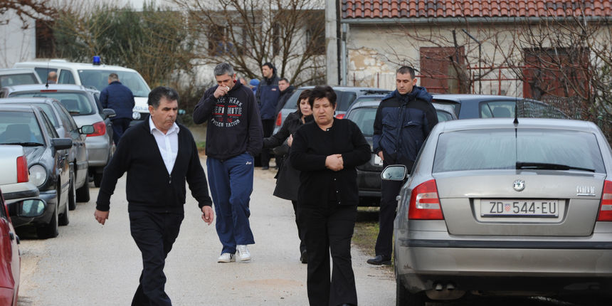 U selu Skabrnja pokraj Zadra pronadjena je mrtva 15-godisnja djevojka. Uzrok smrt zasad nije poznat. Policijska istraga je u tijeku. Foto: Andrija Lucic / CROPIX U selu Skabrnja pokraj Zadra pronadjena je mrtva 15-godisnja djevojka. Uzrok smrt zasad nije poznat. Policijska istraga je u tijeku. Foto: Andrija Lucic / CROPIX