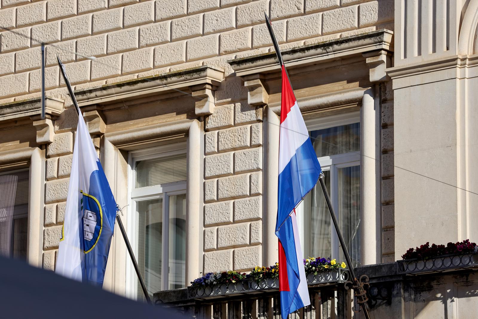Zbog dana žalosti u Zadru su zastave na pola koplja