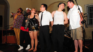 Zadar, 28.07.2011. snimio: Nenad Marčev
HIP HOP – JAZZ
SASKIA LAROO PROJECT (NL-USA-CRO- ITALY)
Saskia Laroo – trumpet, vocal
Warren Byrd – keyboards, vocal
MC Stewlocks Andy Ninvalle – rap, vocal
Daniel Guelli – bass guitar
Sin Banović – dr Zadar, 28.07.2011. snimio: Nenad Marčev
HIP HOP – JAZZ
SASKIA LAROO PROJECT (NL-USA-CRO- ITALY)
Saskia Laroo – trumpet, vocal
Warren Byrd – keyboards, vocal
MC Stewlocks Andy Ninvalle – rap, vocal
Daniel Guelli – bass guitar
Sin Banović – dr