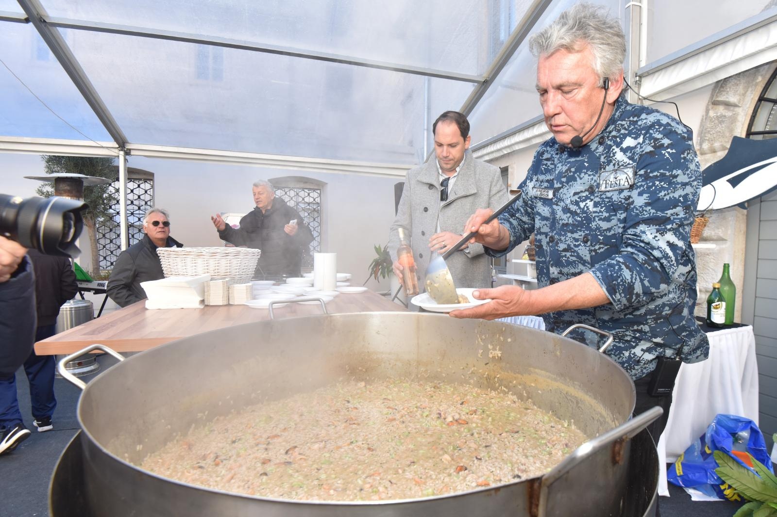 Priprema rižota s plodovima mora u sklopu Tuna, Sushi & Wine Festivala Priprema rižota s plodovima mora u sklopu Tuna, Sushi & Wine Festivala