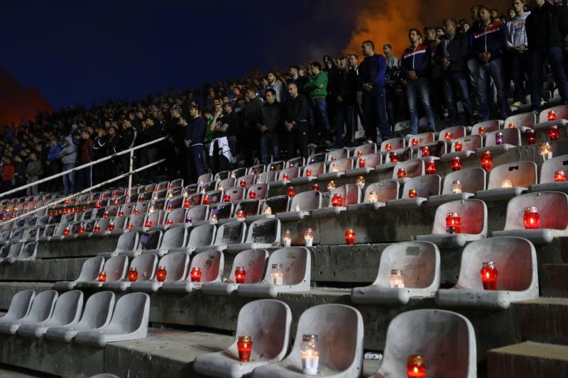 Torcida se uz svijeće, bengalke i molitvu dostojanstveno oprostila od svog kolege Žana Ojdanića na sjevernoj tribini Poljuda. Foto: Ivo Čagalj/PIXSELL Torcida se uz svijeće, bengalke i molitvu dostojanstveno oprostila od svog kolege Žana Ojdanića na sjevernoj tribini Poljuda. Foto: Ivo Čagalj/PIXSELL