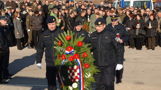 Zadar, 230110.
Povodom obiljezavanja 17. obljetnice vojno – redarstvene  akcije Maslenica , prve velike akcije Hrvatske vojske kojom je oslobodjen veci dio zadarskoga zaledja i omogucen promet izmedju sjevera i juga Hrvatske  polozeni su vjenci u Kasicu i