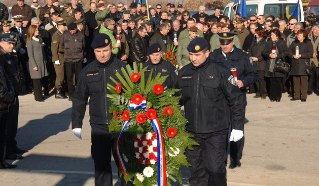Zadar, 230110.
Povodom obiljezavanja 17. obljetnice vojno – redarstvene  akcije Maslenica , prve velike akcije Hrvatske vojske kojom je oslobodjen veci dio zadarskoga zaledja i omogucen promet izmedju sjevera i juga Hrvatske  polozeni su vjenci u Kasicu i