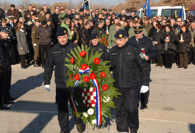 Zadar, 230110.
Povodom obiljezavanja 17. obljetnice vojno – redarstvene  akcije Maslenica , prve velike akcije Hrvatske vojske kojom je oslobodjen veci dio zadarskoga zaledja i omogucen promet izmedju sjevera i juga Hrvatske  polozeni su vjenci u Kasicu i