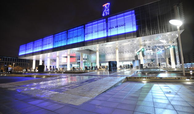 Zagreb , 111209.
Nakon sest godina izgradnje otvoren je Muzej suvremene umjetnosti. Na otvorenju su se pojavili mnogi politicari, umjetnici i glazbenici. 
Foto Marko Miscevic/ CROPIX