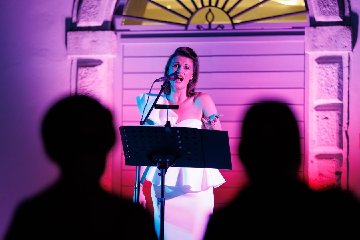 Večer evergreena u atriju palače Cedulin