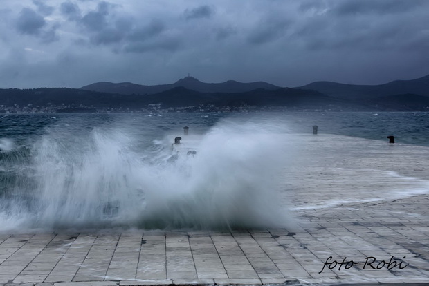 Igra valova na zadarskoj rivi 7. studenog 2014.  Foto: Roberto Lerga