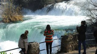 Obilaskom Nacionalnog parka Krka posjetitelji su obilježili 13. ožujka – Međunarodni dan rijeka. Photo: Hrvoje Jelavić/PIXSELL Obilaskom Nacionalnog parka Krka posjetitelji su obilježili 13. ožujka – Međunarodni dan rijeka. Photo: Hrvoje Jelavić/PIXSELL