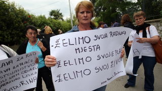 Zadar, 080513.
Gazenica. Prosvjed radnica Adrie u Gazenici koje traze 9 neisplacenih placa ili otpremnine.
Na fotografiji: radnice Adrie.
Foto: Jure Miskovic / CROPIX Zadar, 080513.
Gazenica. Prosvjed radnica Adrie u Gazenici koje traze 9 neisplacenih placa ili otpremnine.
Na fotografiji: radnice Adrie.
Foto: Jure Miskovic / CROPIX